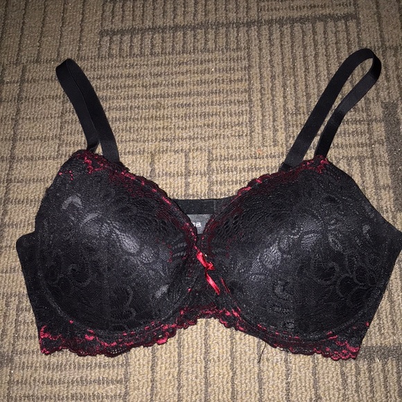 Black and Red Laced Bra - Picture 1 of 9